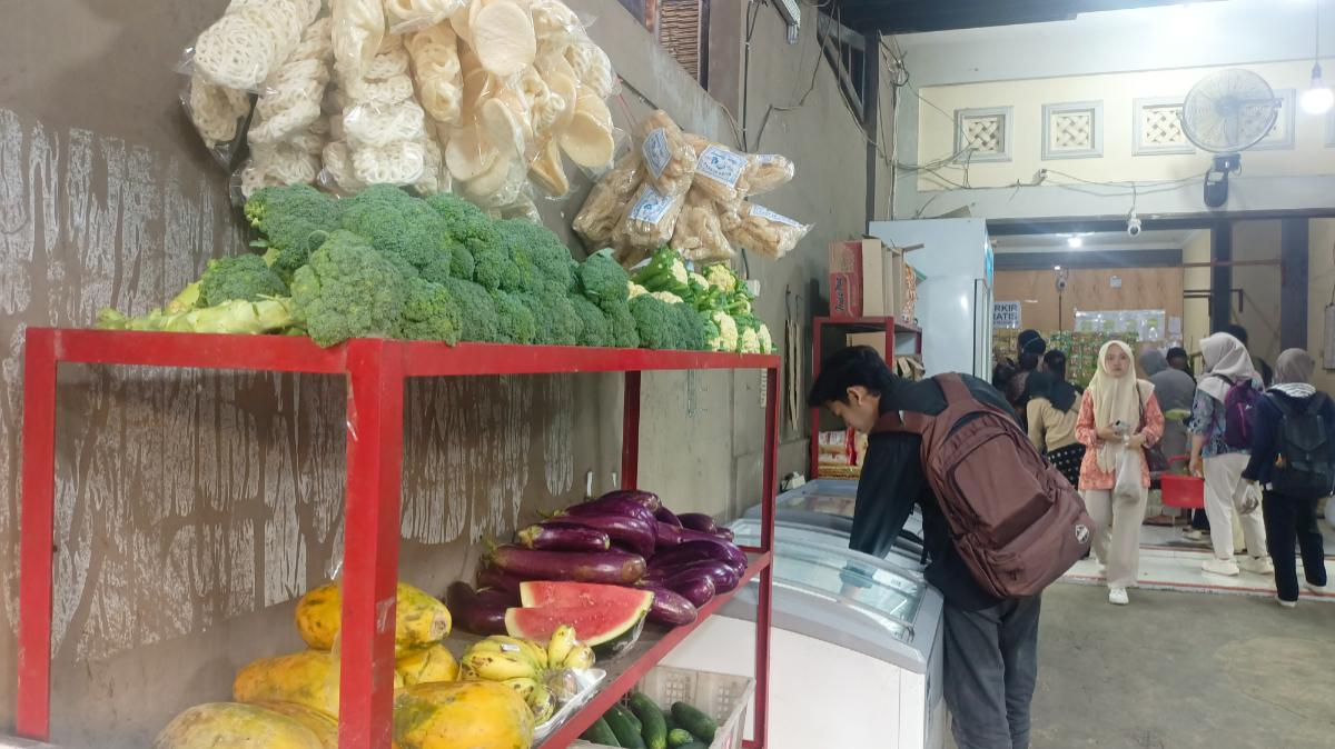 KEDAI SAYUR AA - Suasana Kedai Sayur AA Solo, dekat belakang gerbang kampus UNS di Jl. Kartika No. 5, Jebres, Surakarta, pada 3 Juni 2025.Kedai Sayur AA Solo dijuluki sebagai Superindo-nya mahasiswa UNS, ini 5 alasannya.