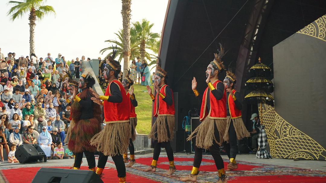 TRIBUNNERS - Suasana acara Indonesian Cultural Day (ICD) 2025 yang digelar hari Kamis, 24 Juli 2025, bertempat di teater Taman Hassan II di Rabat, Maroko. Festival ini menjadi ruang pertukaran budaya antara Indonesia dan Maroko dalam suasana yang meriah.