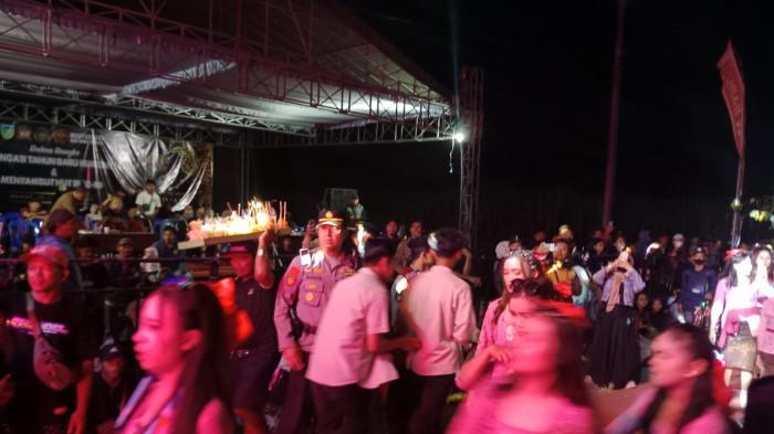 SOUND HOREG RICUH - Suasana pembubaran parade sound horeg di Desa Duwet Kecamatan Wates Kabupaten Kediri, Sabtu (19/7/2025). Warga yang memadati lokasi sempat terlibat ketegangan dengan petugas saat dilakukan upaya pembubaran. 