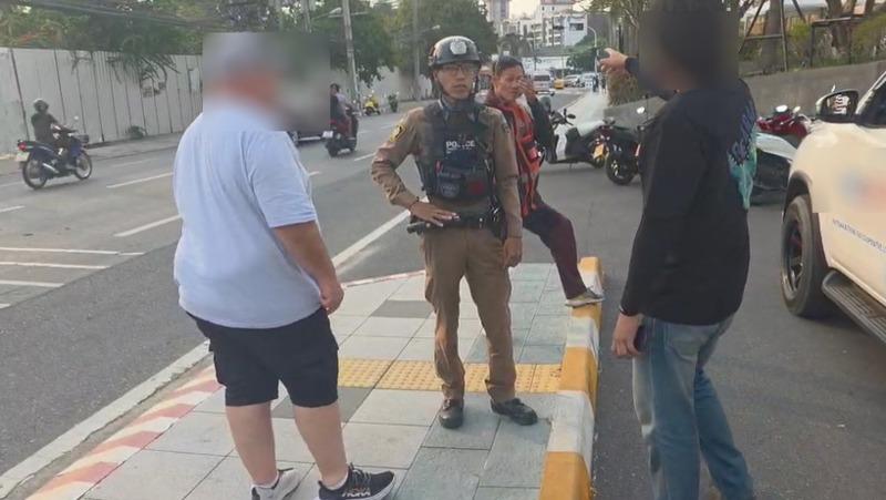 TURIS ISRAEL BERULAH - Foto dari media Thailand AmarinTV pada 20 Maret 2025, memperlihatkan ulah turis Israel di Thailand. Turis Israel buang air besar di sebuah taksi di Thailand, tidak mau membayar ganti rugi secara penuh hingga polisi harus turun tangan.