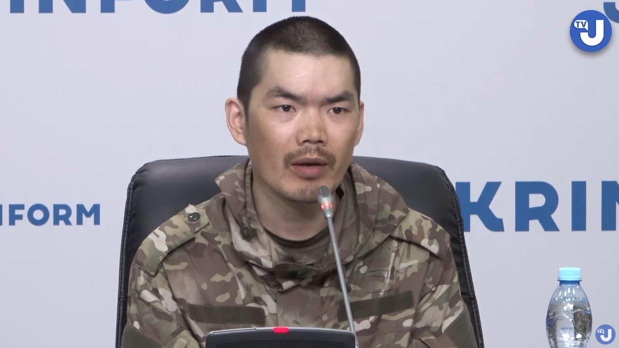 PENGAKUAN TAWANAN PERANG - Tawanan perang Wang Guangjun berbicara selama konferensi pers 14 April 2025. Ia membongkar kedok perekrutan Rusia.