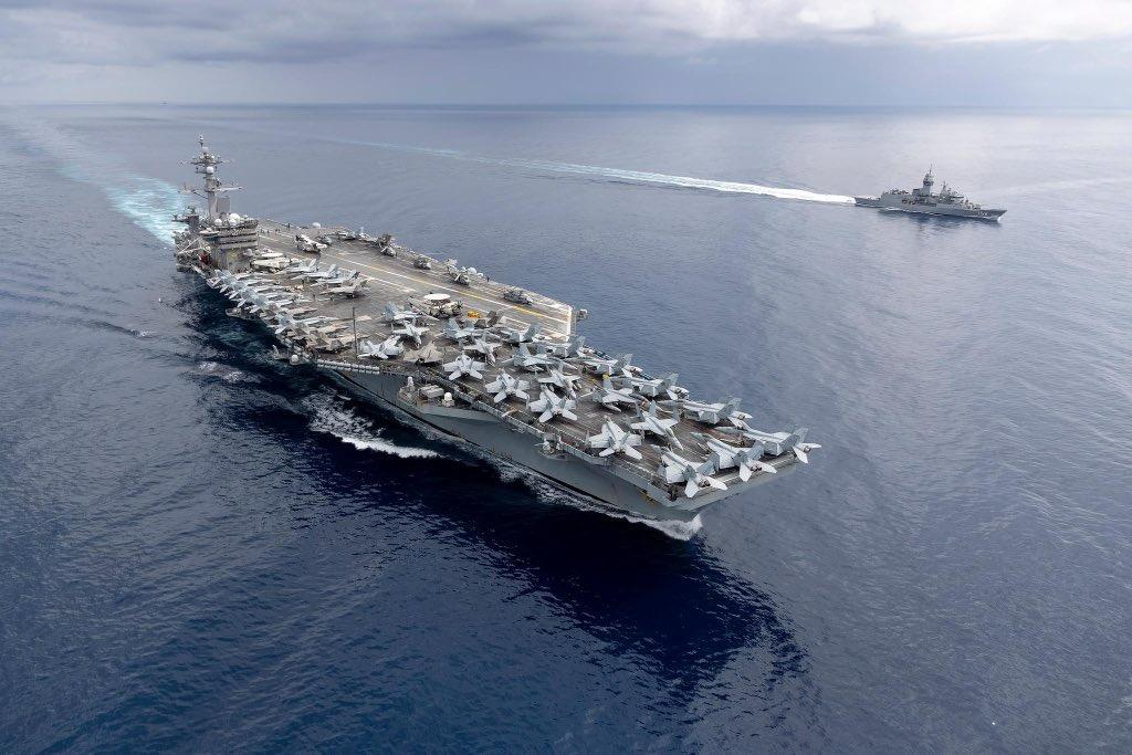 KETEGANGAN AS-IRAN - USS Carl Vinson saat berlayar bersama kapal Angkatan Laut Kerajaan Australia HMAS Warramunga selama operasi bilateral di Samudra Hindia, Desember 2021. Negosiasi nuklir Iran belum terlaksana, AS sudah mengirimkan kapal induk ke dekat Iran