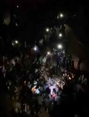 Warga di Gaza berkerumun mengeruk tanah