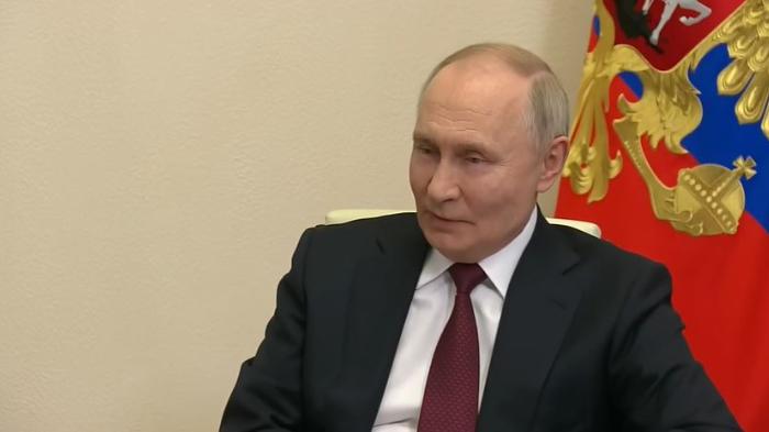 PRESIDEN RUSIA - Tangkapan layar YouTube Kremlin pada Selasa (25/2/2025) yang menunjukkan wawancara jurnalis Pavel Zarubin dan Presiden Rusia Vladimir Putin pada Senin (24/2/2025)/