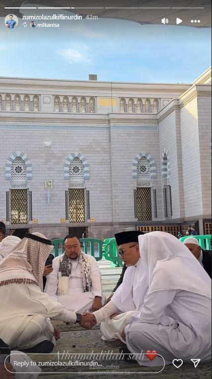 Zumi Zola dan <a href='https://www.tribunnews.com/tag/putri-zulhas' class='blue'>Putri Zulhas</a> menikah di Madinah