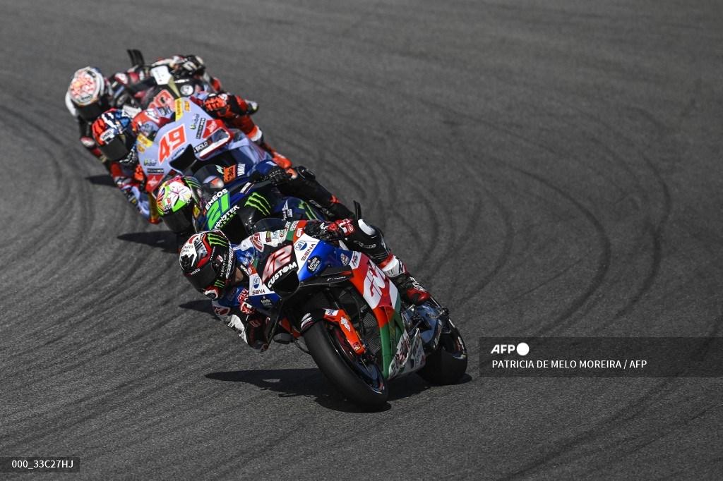 Pebalap Honda asal Spanyol Alex Rins (Depan) berlomba dalam balapan sprint Grand Prix MotoGP Portugis di Sirkuit Internasional Algarve di Portimao, pada 25 Maret 2023.PATRICIA DE MELO MOREIRA / AFP