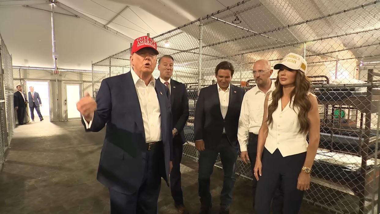 PENJARA KHUSUS IMIGRAN - Tangkap layar YouTube The White House pada 2 Juli 2025, memperlihatkan Donald Trump saat berkunjung ke pusat penahanan imigran Alligator Alcatraz, Selasa (1/7/2025).