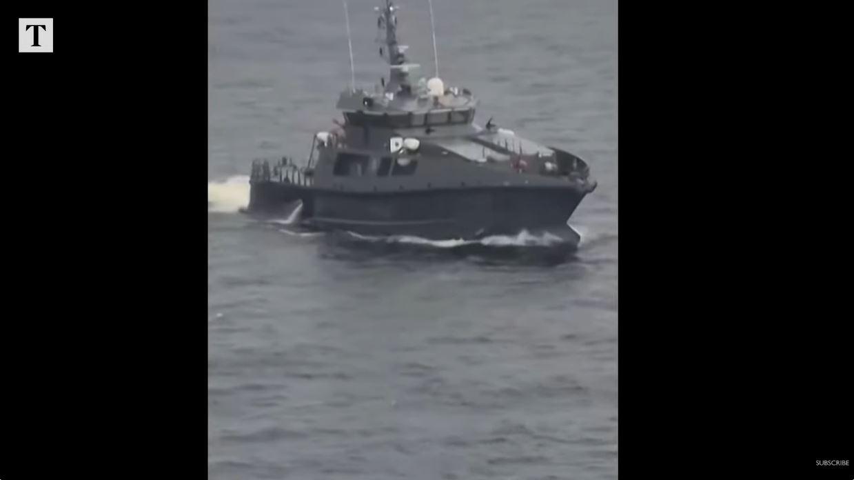 RUSIA VS NATO - Tangkap layar YouTube Times News pada 15 Mei 2025, memperlihatkan kapal tanker Jaguar yang sedang menyebrang menuju perairan Rusia. Negara NATO dan Rusia terlibat ketegangan di Laut Baltik, saat Su-35S Rusia berusaha melindungi Jaguar yang memasuki wilayah Estonia.