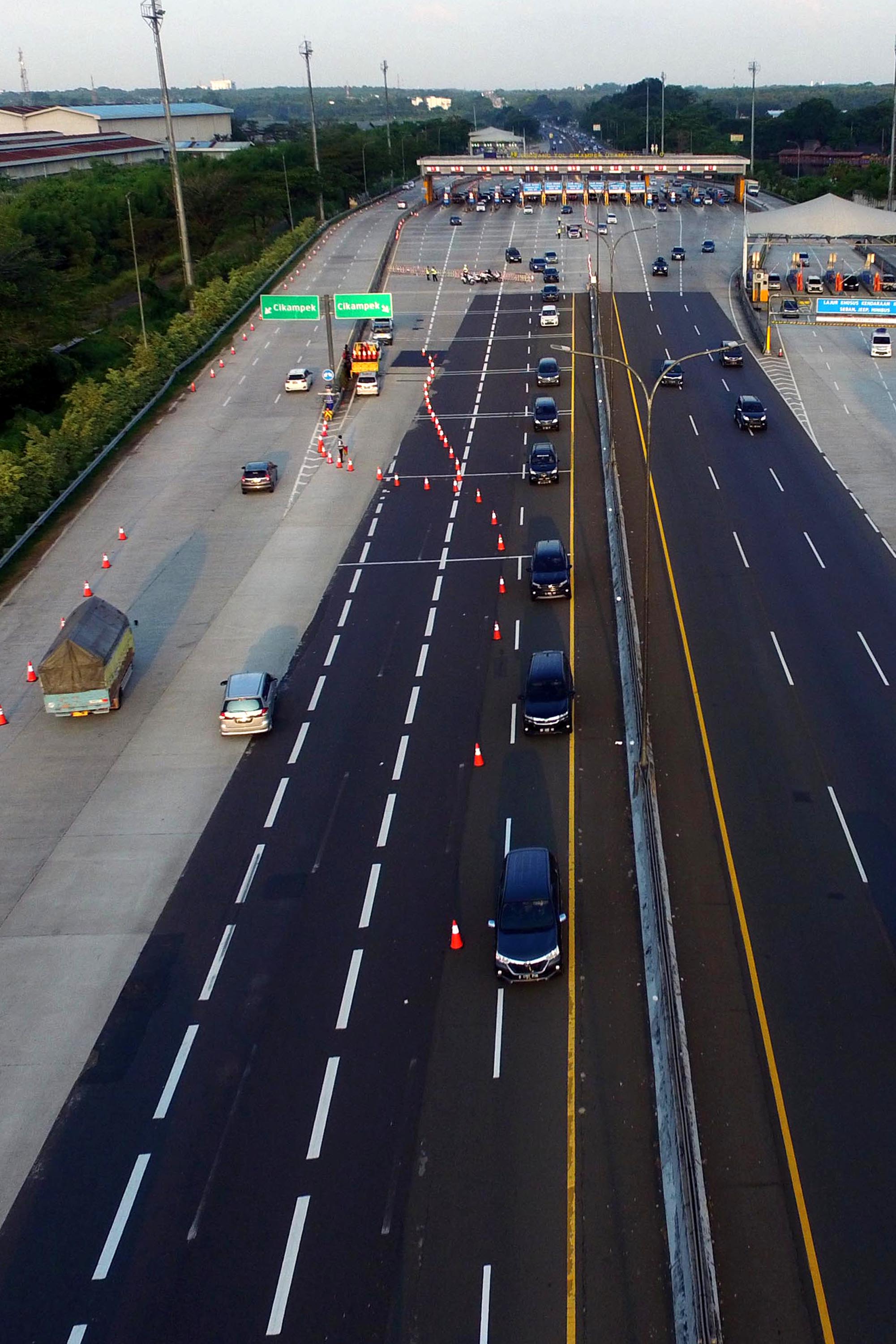 Jasa Marga melakukan rekayasa lalu lintas dengan sistem contraflow untuk mengantisipasi kepadatan kendaraan menuju Jakarta dari arah timur di Gerbang Tol Cikampek Utama, Cikampek, Jawa Barat, Kamis (5/5/2022). Sistem contraflow ini digelar mulai pukul 15.30 WIB di KM 70 hingga KM 47 Tol Jakarta-Cikampek. Warta Kota/Alex Suban