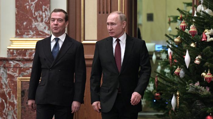 Perdana Menteri Rusia, Dmitry Medvedev (kiri) yang menjabat saat itu dan Presiden Rusia, Vladimir Putin (kanan) di Kremlin, Rusia pada 25 Desember 2019.