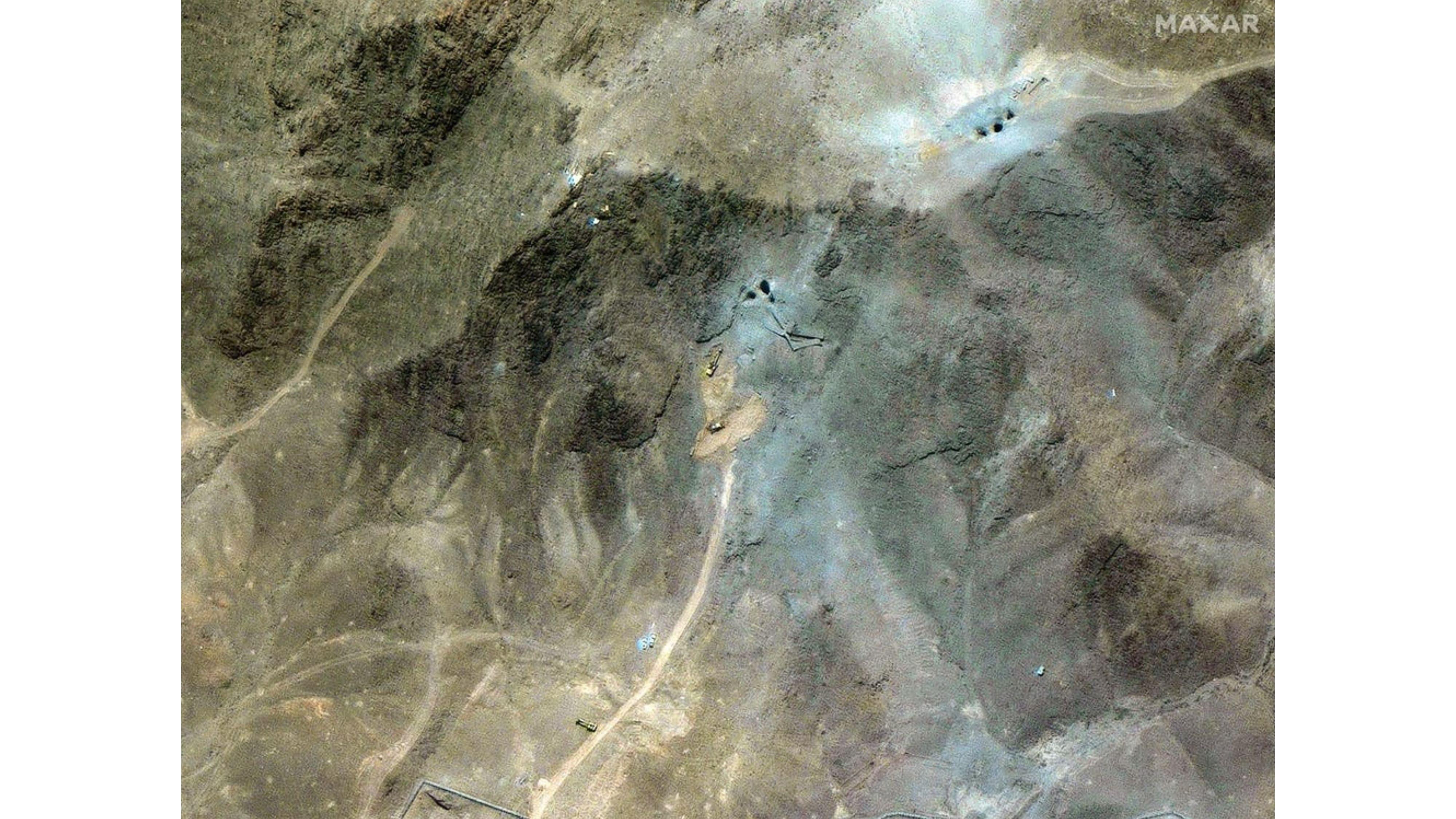FASILITAS NUKLIR IRAN - Citra satelit menampilkan ekskavator yang tampak sedang memperbaiki akses ke fasilitas bawah tanah Iran di Fordow. Fordow dan 2 fasilitas nuklir Iran lainnya, menjadi sasaran serangan udara AS dan Israel.