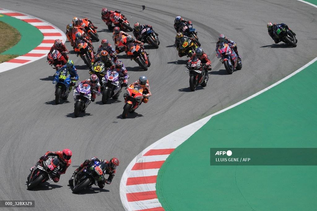 Pembalap Yamaha Prancis Fabio Quartararo memimpin setelah lap pertama selama Moto Grand Prix de Catalunya di Circuit de Catalunya pada 5 Juni 2022 di Montmelo di pinggiran Barcelona.