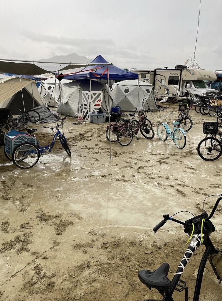 Sepeda-sepeda di tengah banjir di dataran gurun setelah hujan lebat pada tanggal 2 September 2023, mengubah lokasi festival tahunan Burning Man di gurun Black Rock di Nevada menjadi lubang lumpur.