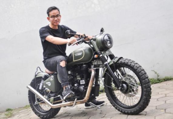 Gibran Rakabuming Raka mengendarai berpose menunggangi motor Royal Enfield yang dimodifikasi.