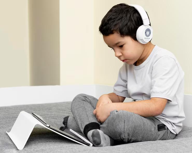 Ilustrasi anak bermain gadget