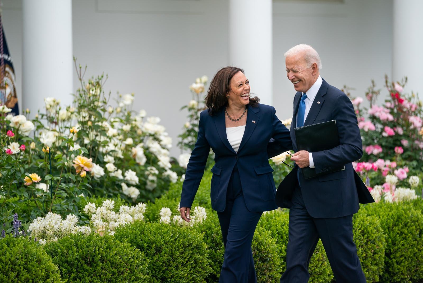 Kamala Harris dan Joe Biden berjalan