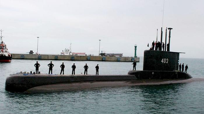 Kapal selam KRI Nanggala-402 berlayar mendekati dermaga Indah Kiat di Kota Cilegon, Banten, beberapa waktu lalu.