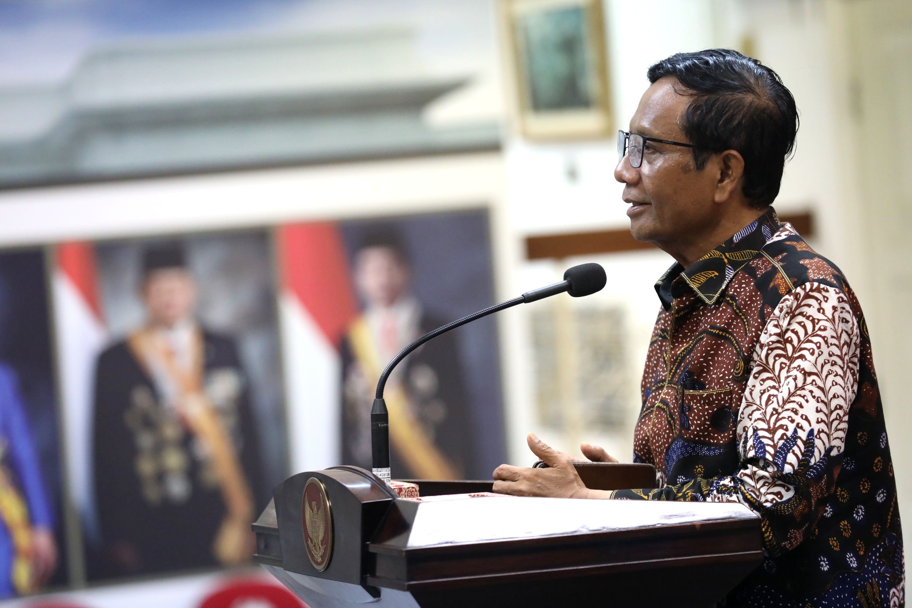Menkopolhukam Mahfud MD memberikan keterangan kepada wartawan di Kantor Presiden, Istana Kepresidenan Jakarta, Kamis (1/2/2024). Mahfud MD secara resmi menyerahkan surat pengunduran diri sebagai Menkopolhukam kepada Presiden Joko Widodo dikarenakan dirinya maju sebagai cawapres di Pilpres 2024. TRIBUNNEWS/IRWAN RISMAWAN