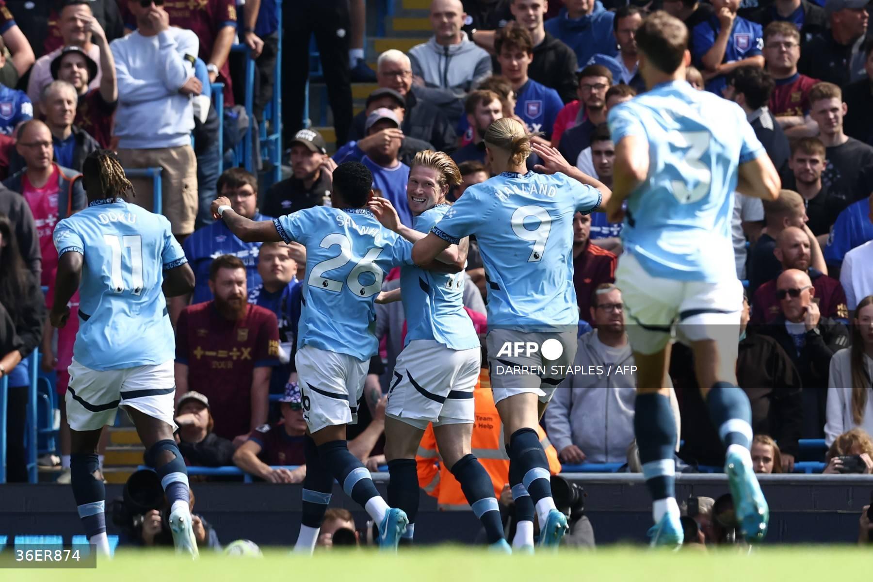 Gelandang Manchester City asal Belgia #17 Kevin De Bruyne (C) merayakan gol kedua bersama rekan setimnya dalam pertandingan sepak bola Liga Primer Inggris antara Manchester City dan Ipswich Town di Stadion Etihad di Manchester, Inggris barat laut, pada 24 Agustus 2024.