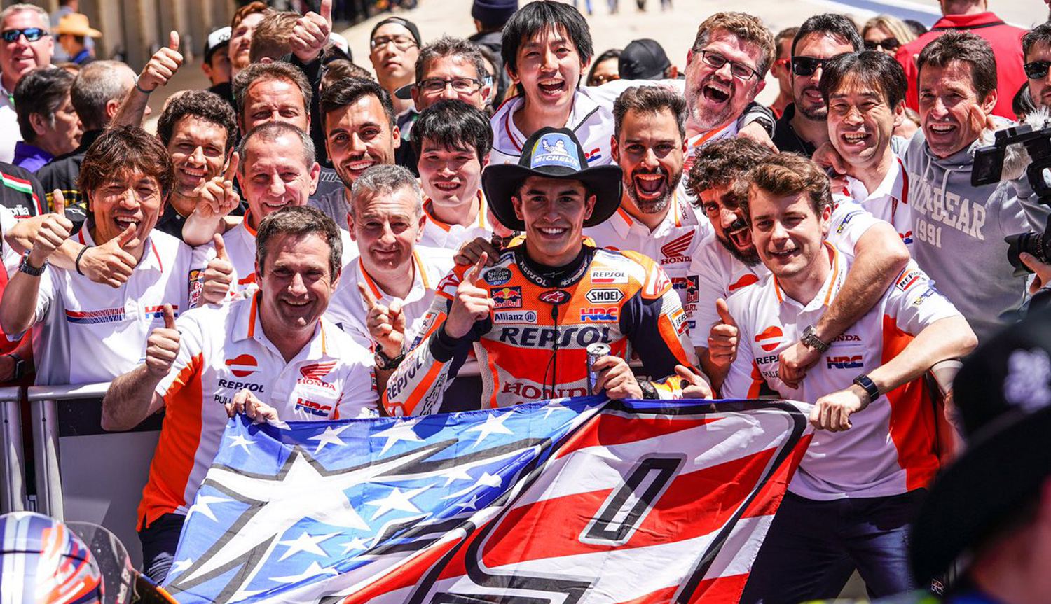 Pebalap Repsol Honda, Marc Marquez (tengah) merayakan kemenangannya usai menjuarai balapan MotoGP Americas 2018 di Sirkuit Austin, Texas, Amerika Serikat, Minggu (22/4/2018) siang waktu setempat atau Senin (23/4/2018) dini hari WIB.