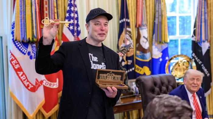 ELON MUSK - Gambar diambil dari Facebook White House pada Minggu (1/6/2025), memperlihatkan CEO Tesla Elon Musk, yang keluar dari kepemimpinan DOGE di bawah pemerintahan Trump, mengangkat hadiah kunci emas pada hari perpisahannya di Gedung Putih pada hari Jumat (30/5/2025). Foto tersebut diunggah pada hari Sabtu (31/5/2025).