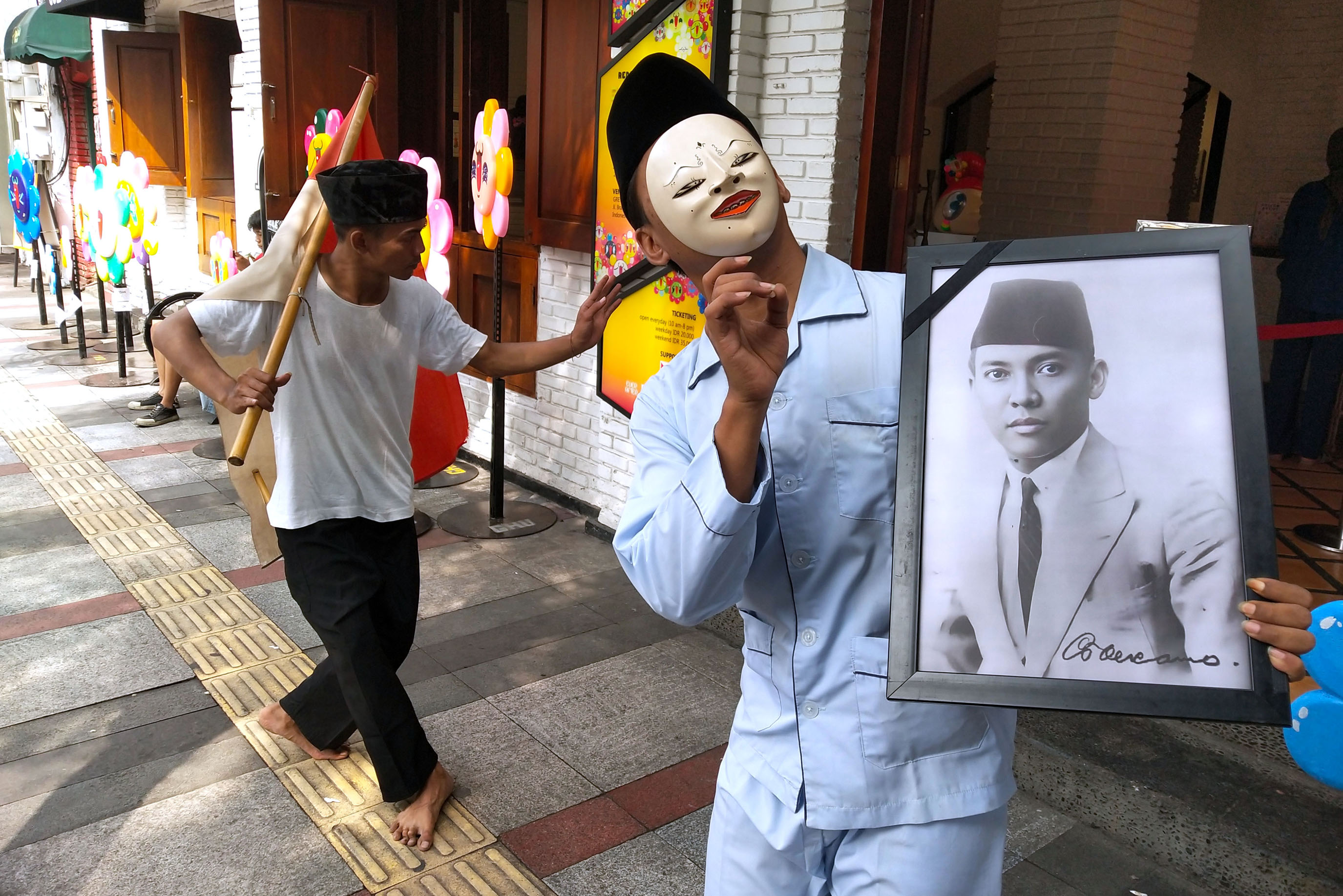 Gatot Gunawan Djaya Haryono dan M Rayhan menari sambil membawa foto Ir Soekarno dan bendera Merah Putih menyusuri Jalan Braga, Kota Bandung, Jawa Barat, Selasa (6/6/2023). Pertunjukan Menari 6 Jam Nonstop dari Alun-alun Kota Bandung sampai Gedung Indonesia Menggugat (GIM) tersebut dalam rangka mengenang 122 tahun Ir Soekarno. TRIBUN JABAR/GANI KURNIAWAN
