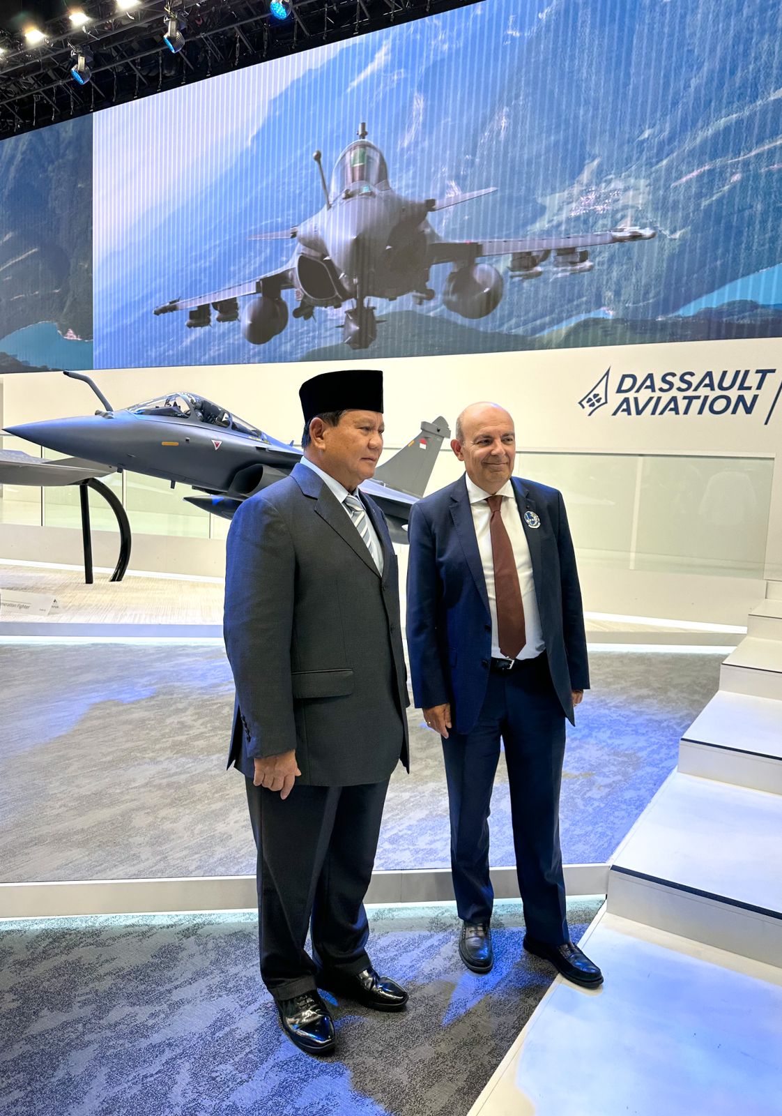 TRIBUNNEWS.COM, PERANCIS - Menteri Pertahanan Prabowo Subianto menghadiri pameran International Paris Air Show 2023 di Le Bourget, utara Paris, Prancis, Rabu (21/6/2023).   Menhan Prabowo mengunjungi berbagai paviliun pameran dan sempat berkeliling bersama Eric Trapier, CEO Dassault Aviation, produsen pesawat tempur Rafale yang akan memperkuat TNI AU. Dalam kesempatan itu miniatur Rafale untuk Indonesia turut dipamerkan.   Pada acara tersebut, yang merupakan pameran kedirgantaraan terbesar di dunia, jet tempur Rafale juga menampilkan demonstrasi udara.  Pameran yang berlangsung dari tanggal 19 - 25 Juni 2023 ini kembali digelar setelah absen selama empat tahun akibat pandemi Covid-19.   Paris Air Show ke-54 ini diikuti oleh 2.500 perusahaan teknologi dirgantara dari 46 negara di seluruh dunia. (Biro Humas Setjen Kemhan)