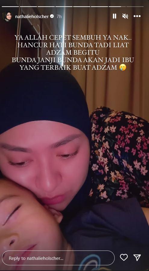 Nathalie Holscher menuliskan doa untuk Adzam.