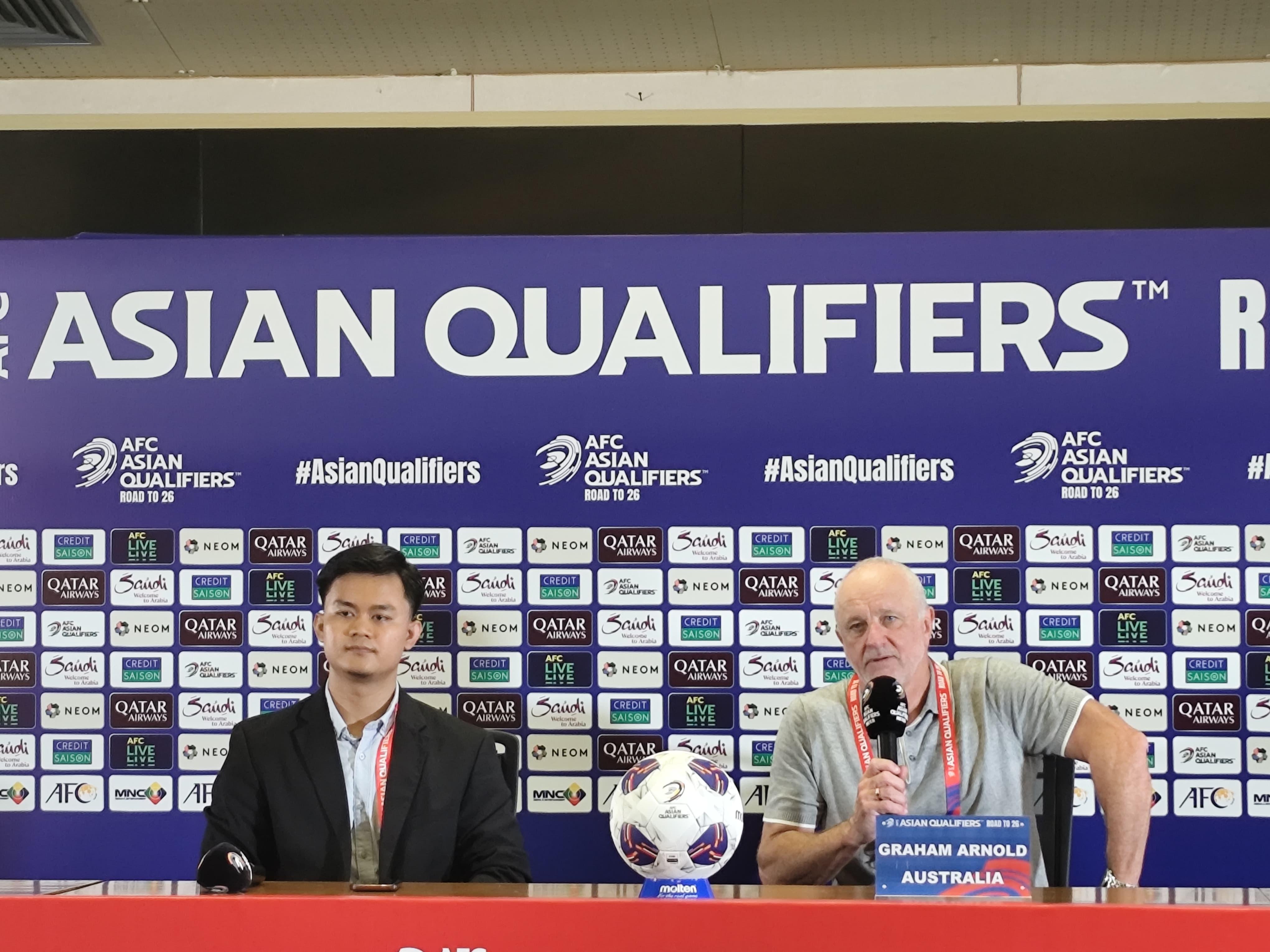 Pelatih Timnas Australia, Graham Arnold (kanan) dalam sesi jumpa pers usai pertandingan di Stadion Utama Gelora Bung Karno (SUGBK), Senayan, Jakarta, Selasa (10/9/2024).