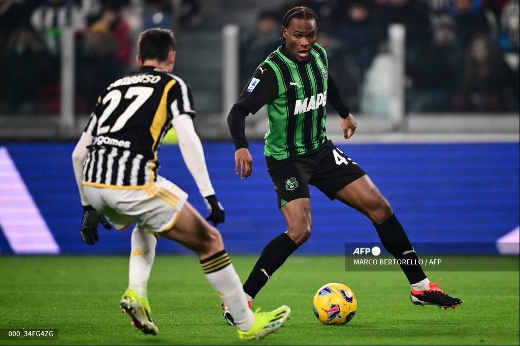Penyerang Sassuolo asal Prancis Armand Lauriente (kanan) berebut bola dengan bek Juventus asal Italia Andrea Cambiaso (kiri) pada pertandingan sepak bola Serie A Italia Juventus vs Sassuolo pada 16 Januari 2024 di Stadion Allianz di Turin.