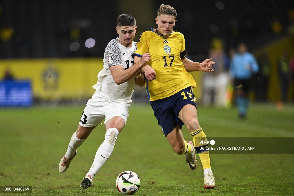 Penyerang Swedia #17 Viktor Gyokeres dan bek Estonia #13 Maksim Paskotsi bersaing memperebutkan bola selama pertandingan sepak bola kualifikasi Grup F UEFA Euro 2024 di Friends Arena, pada 19 November 2023. Jonathan NACKSTRAND /AFP
