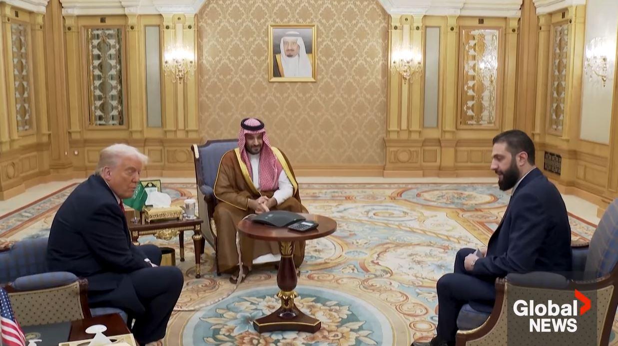 AS DAN SURIAH - Tangkap layar YouTube Global News pada 15 Mei 2025, memperlihatkan pertemuan Donald Trump dan Ahmed al-Sharaa di Arab Saudi, bersama Mohammed bin Salman. Donald Trump menyatakan AS akan mencabut sanksi terhadap Suriah dan menyebut negara tersebut berhak mendapat awal yang baru.