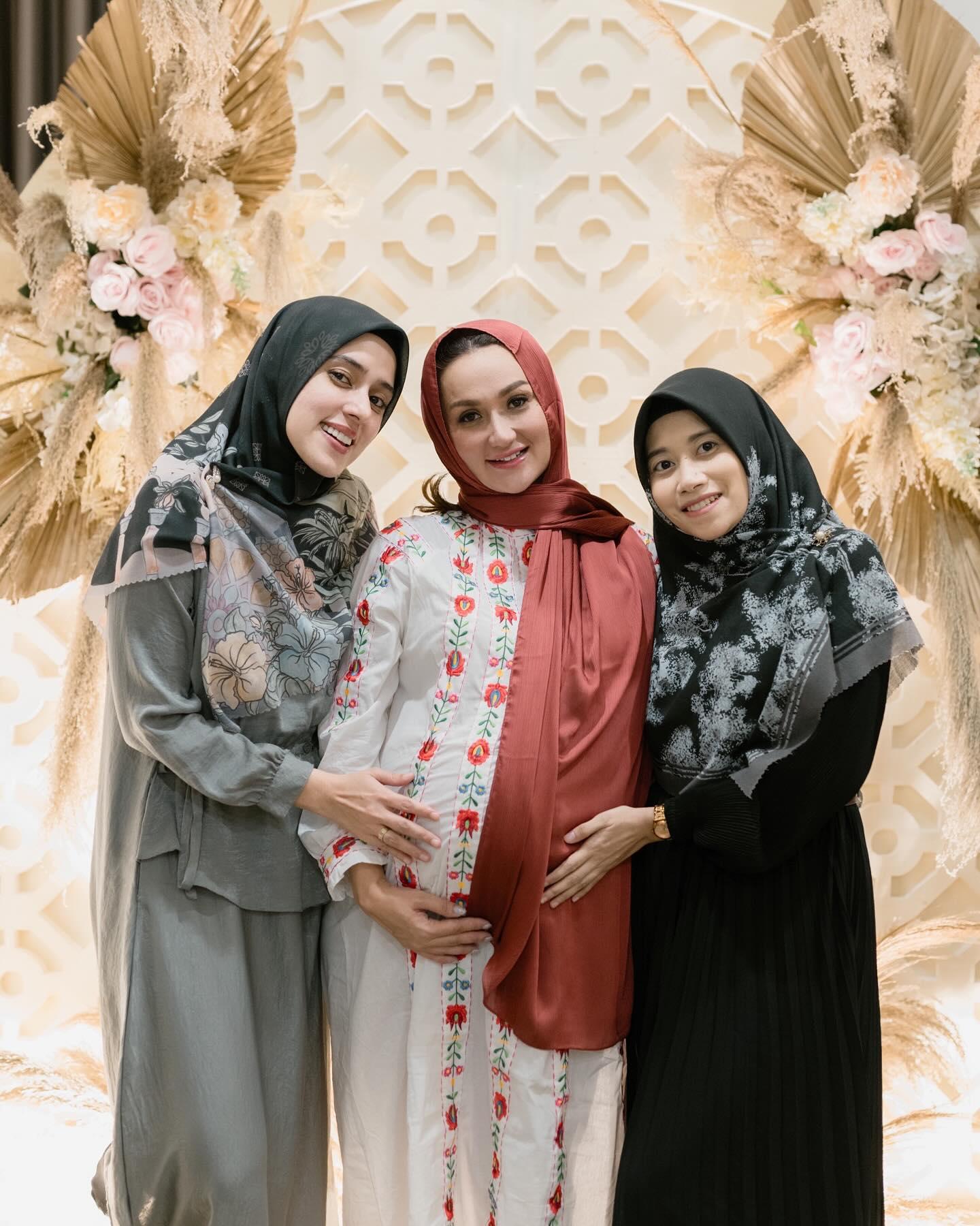 Potret Tengku Dewi syukuran 7 bulan kehamilan
