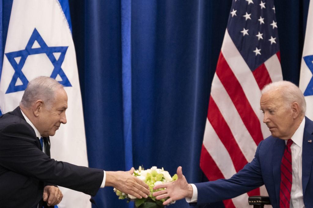 Presiden AS Joe Biden berjabat tangan dengan Perdana Menteri Israel Benjamin Netanyahu saat mereka bertemu di sela-sela Majelis Umum PBB ke-78 di New York City pada 20 September 2023.