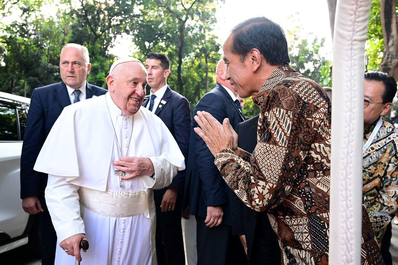 PAUS FRANSISKUS MENINGGAL - Presiden Joko Widodo (Jokowi) menyambut langsung kedatangan Yang Teramat Mulia Bapa Suci Paus Fransiskus dalam Misa Suci di Stadion Utama Gelora Bung Karno (GBK), Jakarta, pada Kamis, (5 /9/2024). Acara dihadiri puluhan ribu umat Katolik.