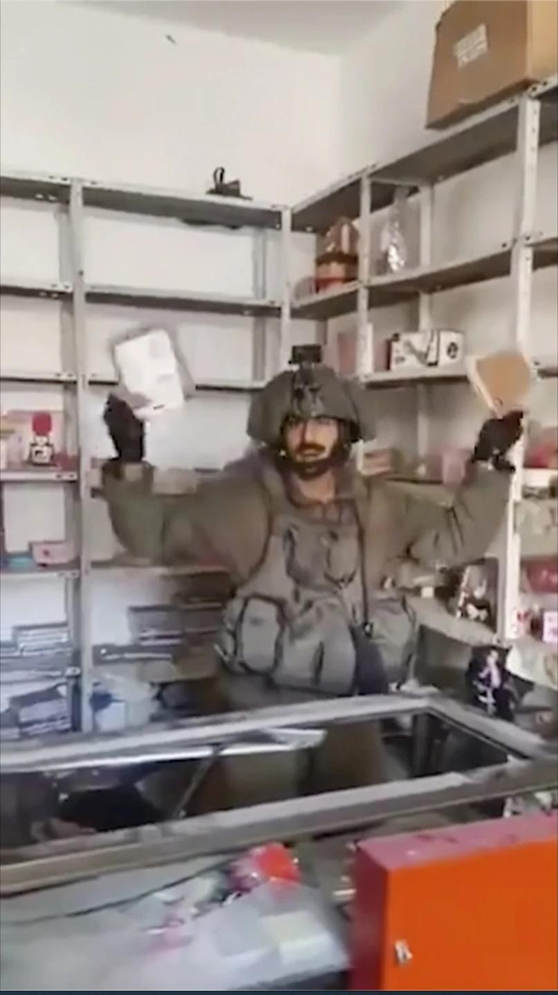 Screenshot video memperlihatkan tentara Israel mengobrak-abrik properti pribadi di Gaza