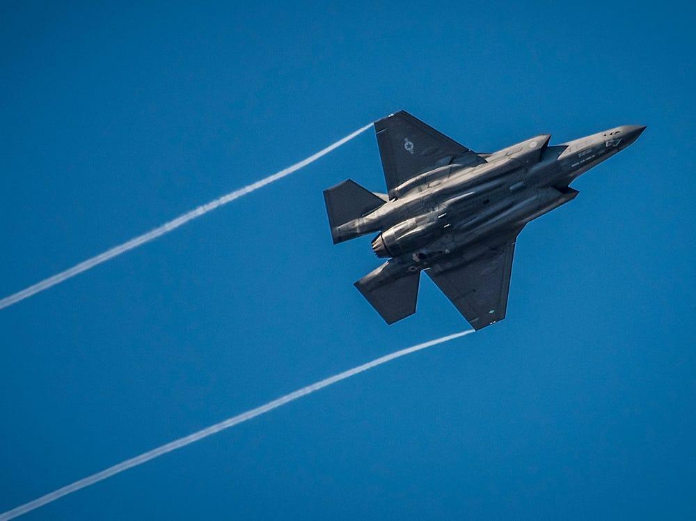 Sebuah F-35 Lightning II melesat melintasi langit saat melakukan manuver menuju landasan pacu Pangkalan Angkatan Udara Eglin.