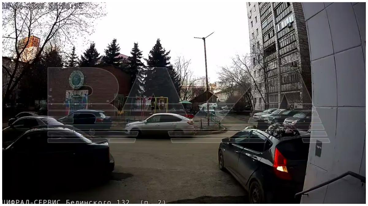 VIRAL DI RUSIA - Tangkap layar yang diambil Tribunnews dari Telegram BAZA, menampilkan seorang wanita Rusia terjatuh dari balkon lantai 6 apartemennya pada 15 April 2025. Meski sudah berusia 80 tahun, wanita itu tidak mengalami cedera.