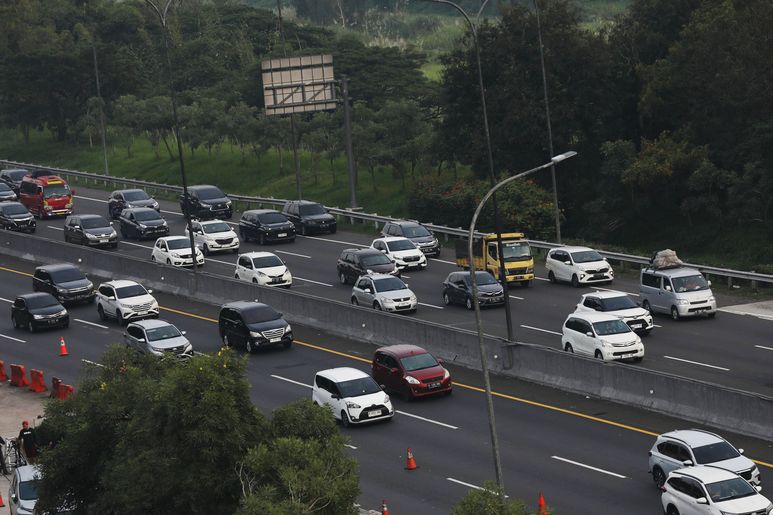 Sejumlah kendaraan memasuki Gerbang Tol Cikampek Utama menuju arah Tol Cipali di Karawang, Jawa Barat, Sabtu (6/4/2024). Korlantas Polri memberlakukan contraflow di Jalan Tol Jakarta Cikampek Km 36 - Km 72 dan one way dari Tol Cikatama Km 72-Tol Kalikangkung Km 414 untuk mengurai volume kendaraan yang meningkat pada arus mudik lebaran 2024. TRIBUNNEWS/IRWAN RISMAWAN