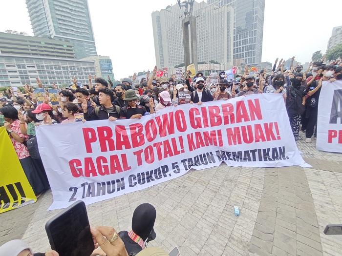 Geger Bundaran HI: Spanduk Prabowo-Gibran Gagal Total Dibentangkan
