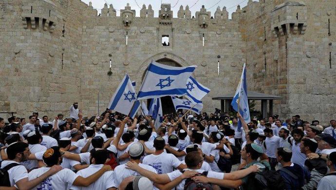 KOTA TERTUA - Suasana pawai Bendera pemukim Yahudi Israel di kawasan Kota Tua Yerusalem. Pawai Bendera ini sebagai perayaan penyatuan kembali (unifikasi) Yerusalem pada tahun 1967 setelah Perang Enam Hari.