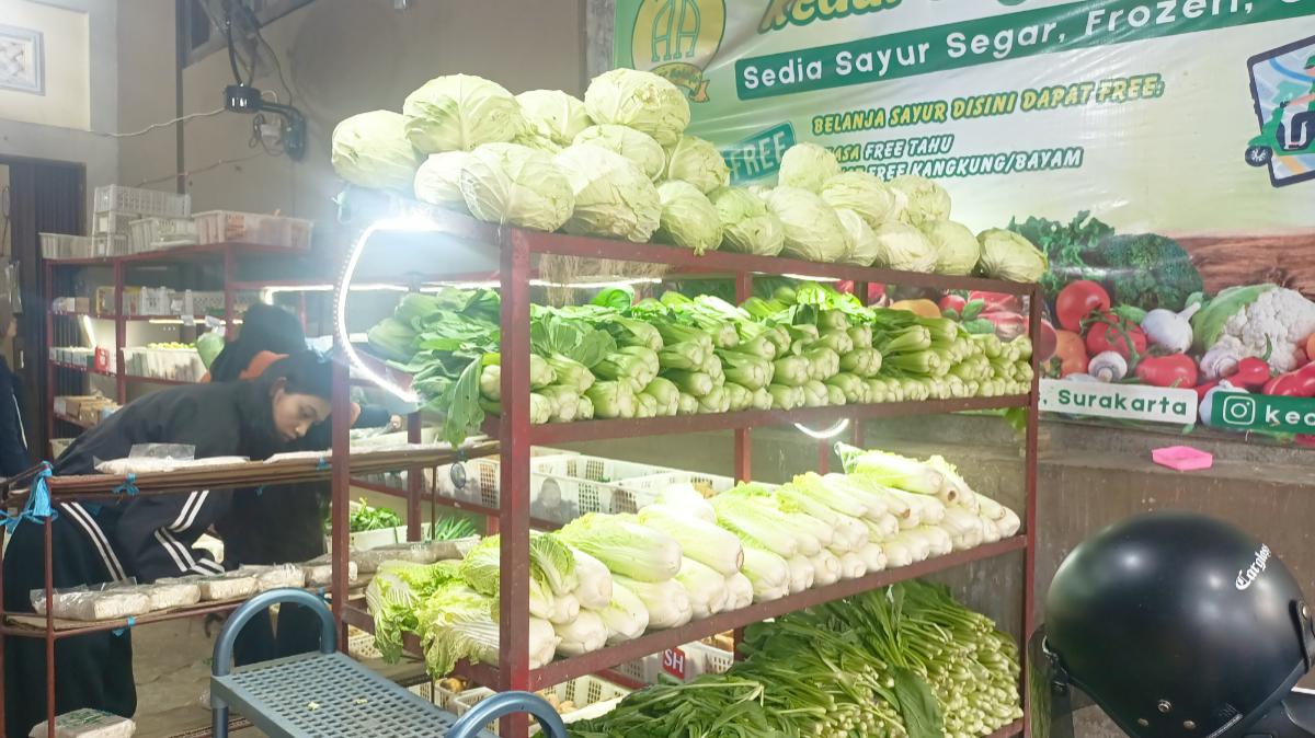 KEDAI SAYUR AA - Suasana Kedai Sayur AA Solo, dekat belakang gerbang kampus UNS di Jl. Kartika No. 5, Jebres, Surakarta, pada 3 Juni 2025. Kedai Sayur AA Solo dijuluki sebagai Superindo-nya mahasiswa UNS, ini 5 alasannya.