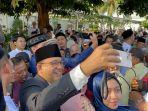 ANIES-DISERBU-JAMAAH-Momen-Mantan-Gubernur-DKI-Jakarta-Anies-Baswedan.jpg
