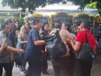 Akmal-Fadhilah-Randy-Kusuma-putra-Marsma-TNI-Fajar-Adriyanto-menangis-peluk-ibu-di-rumah-duka.jpg
