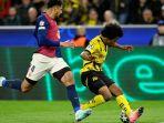 Bek-Barcelona-Ronald-Araujo-berduel-dengan-winger-Borussia-Dortmund-Karim-Adeyemi.jpg