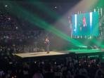 Chen-membawakan-lagu-Lets-Fall-in-Love-Again-dalam-festival-musik-KOSTCON-di-Indonesia-Arena.jpg