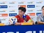 Gerald-Vanenburg-bersama-dengan-kapten-Kadek-Arel-foto-bersama.jpg