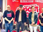 Lirik Lagu Nak... - Iwan Fals: Duduk Sini Nak Dekat Pada Bapak Jangan Kau Ganggu Ibumu
