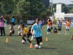 MENGGIRING-BOLA-Mana-Iwabuchi-bermain-sambil-mengajarkan-teknik.jpg