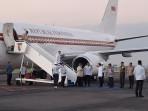 Presiden-Prabowo-disambut-salam-hormat-Gibran-Rakabuming-Raka-setiba-di-Adi-Soemarmo.jpg